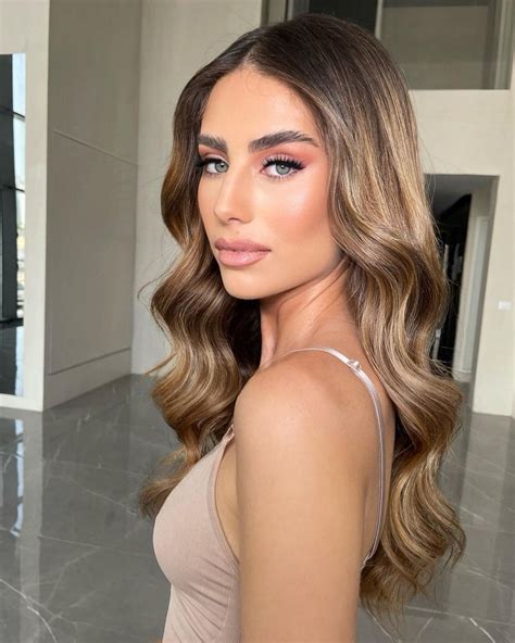 Escova Ondulada Cabelo Médio - Cabelo liso dividido no meio | Cabelo com escova ondulada, Cabelo médio ...
