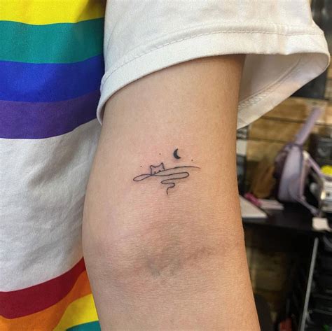 11 Minimalist Moon Tattoo Ideas You'll Want for Your First Tattoo ...