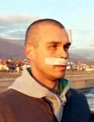 Христо Христов, задържан за грабежи и рекет, позира с калашник