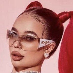 INSTASAMKA - Age, Family, Bio | Famous Birthdays