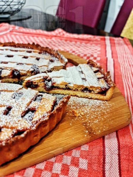 Пай с домашно сладко или конфитюр от вишни