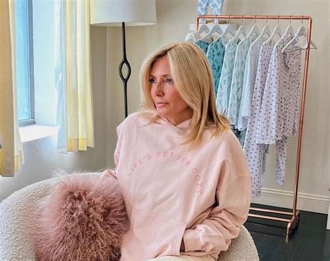 mari santal deixnei thn entypwsiakh trapezaria toy spitioy ths