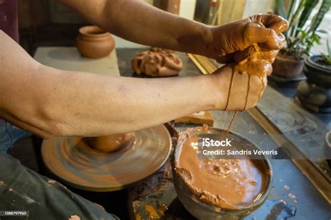 closeup  tembikar membuat piring tembikar  roda tembikar master