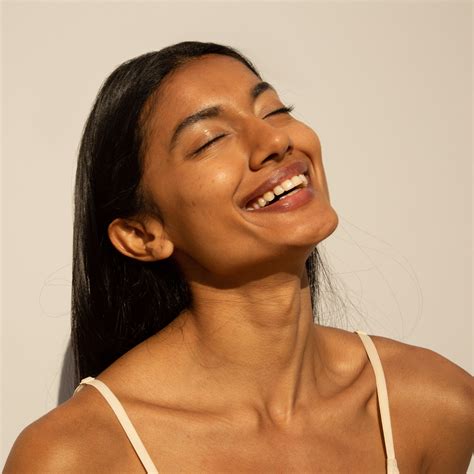 Achieving Sun-Kissed Skin Safely: The Role of Sun Tanning vs. Sunless