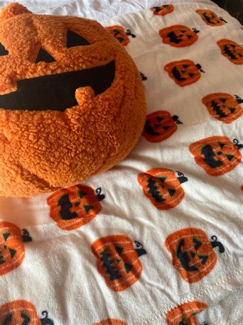 Target sherpa pumpkin pillow and soft blanket Casa Halloween, Target ...