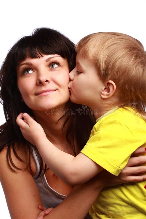 целовать сынка mama стоковое фото. изображение насчитывающей мать - 7455566