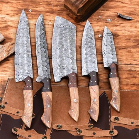 Handcrafted Damascus Steel Kitchen Knives for Culinary Experts
