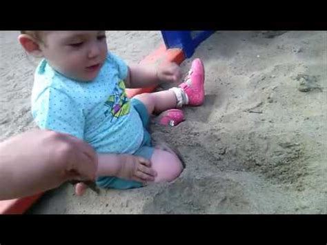 Девочка играет в песочнице - YouTube