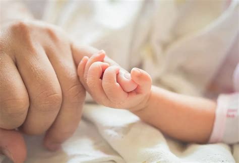 grasping reflex  newborn babies importance   develops