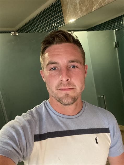 Bathroom selfie 🤳 😂 : r/GayRateMe