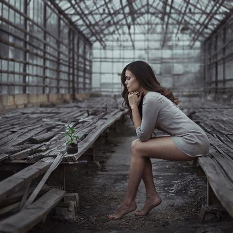 Красота женского тела в чувственных и откровенных фотографиях ...