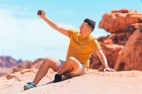 человек с смартфоном на тропе в национальном парке в Неваде Стоковое ...