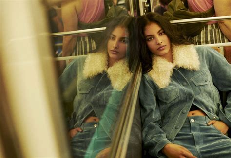 Il denim di tendenza moda primavera 2024 si porta in total look