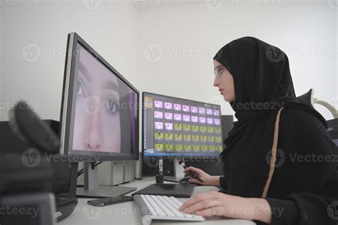 Young muslim girl working on the computer from home 10944625 Stock