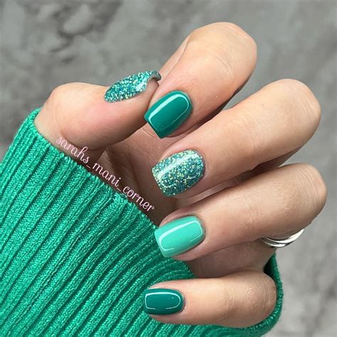 50 Festive Christmas Nail Art Designs To Wow This Season | Glitter gel