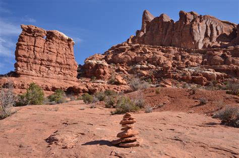 Desert Hiking: How to Stay Safe - Laurie J. Schmidt