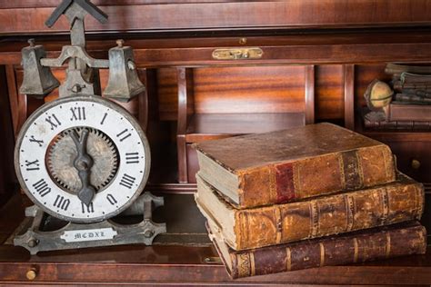 Relogio De Estante - Relógio antigo na estante com livros antigos | Foto Premium