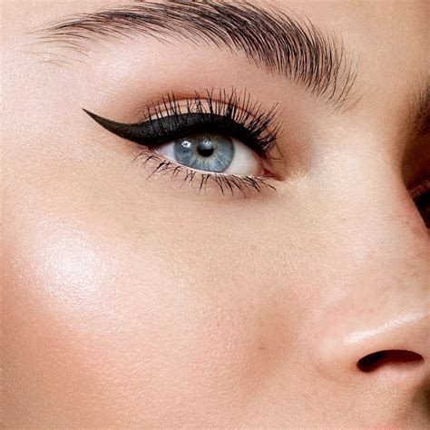 Gel Line - delilah Make Up - Beth Price Style