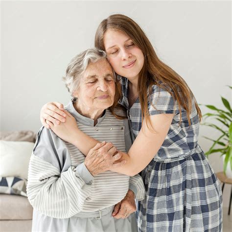 Neta, abraçando a avó com amor | Foto Grátis