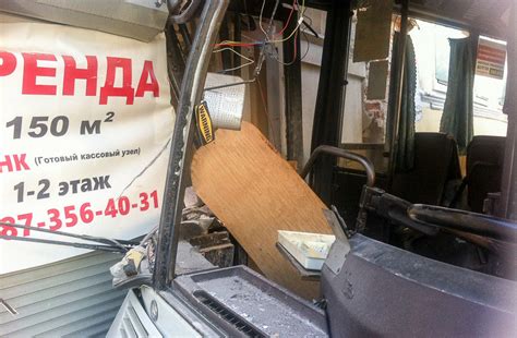 Пассажирский автобус врезался в дом в Саратове | Пикабу