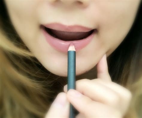How to Use Lip Liner : 5 Steps (with Pictures) - Instructables