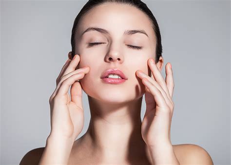 Как избавиться от черных точек на носу — ТОП-5 средств La Roche‑Posay