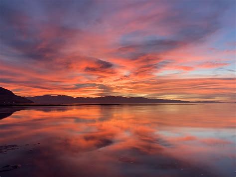 Sunset over the Great Salt Lake in Utah [OC] | Utah lakes, Water sunset ...