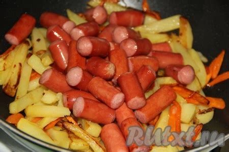 Жареная картошка с луком и сосисками на сковороде: 11 фото в рецепте