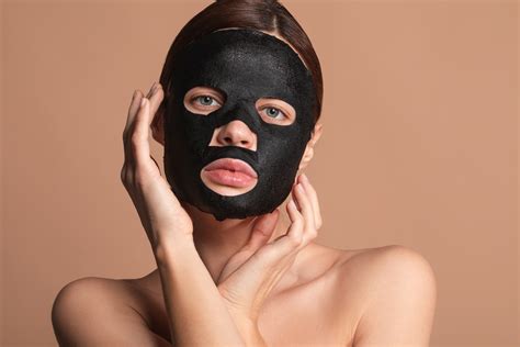 Черная маска для лица от черных точек: польза и рейтинг лучших