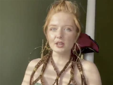 Una influencer hace estallar las redes creando un poncho con su propio