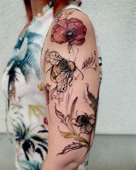 TINY FLOWER TATTOO | Tatoo, Tatoo delicada, Tatuagem mulher