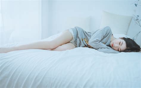 壁紙 寝ているアジアの女の子、ベッド、寝室 7680x4320 UHD 8K 無料のデスクトップの背景, 画像