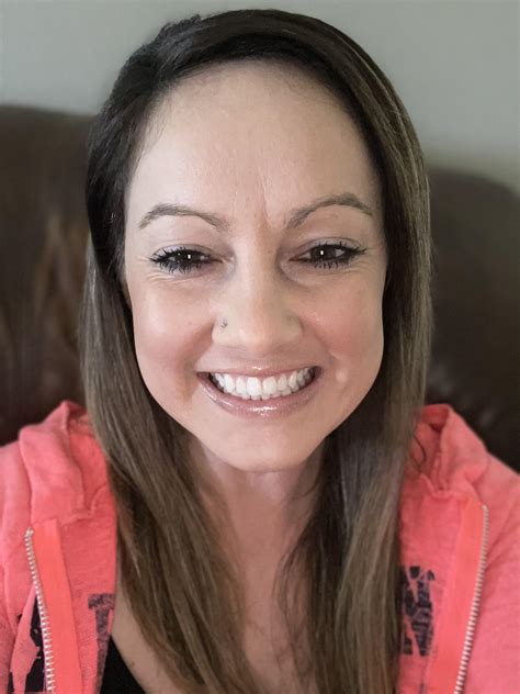 Andi, the cute milf you wish lived next door 😉🌻 | Scrolller