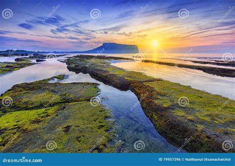 Восход солнца на Seongsan Ilchulbong, острове Jeju, Южной Корее ...