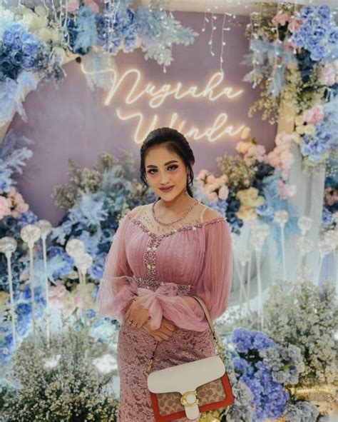 6 Potret Dokter Cantik Mega Aulia, Kini Jadi Selebgram yang Banyak ...