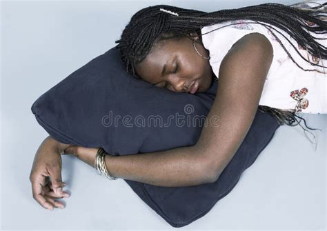 Tirar Uma Sesta - Adolescente a Tirar Uma Sesta Imagem de Stock - Imagem de preto ...