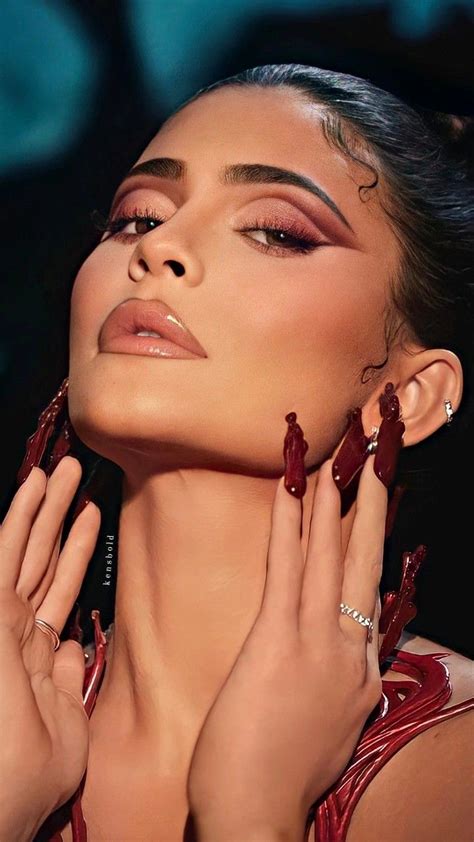 kylie jenner halloween  burgundy eyeshadow  burgundy