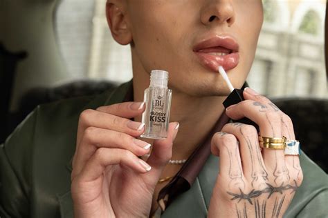 GLOSSY KISS lip gloss 01 – BEL-London