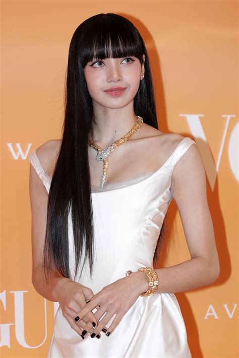 Lisa de Blackpink sabe que la minifalda tableada de colegiala será