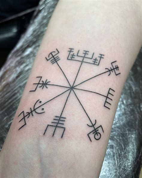 Vegvisir wayfinder done by Eszter David, Good times tattoo, London Uk : r/tattoo