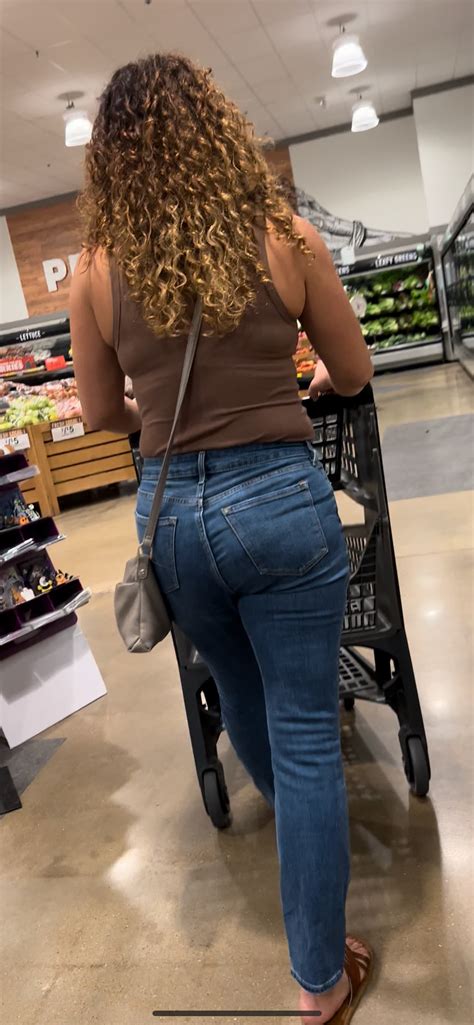 Curly hair Milf - Tight Jeans - Forum