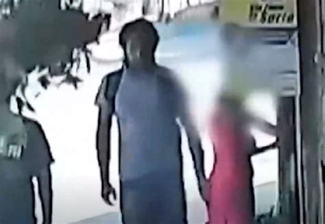 Homem Enfiando O Pau Na Bunda Da Mulher - Câmera flagra homem apertando a bunda de mulher na calçada; vídeo