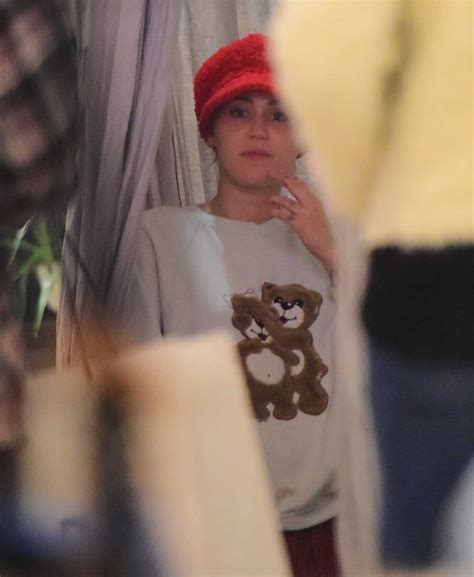 Miley Cyrus seen shopping in SoHo – Celeb Donut