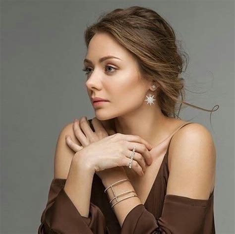 Карина Разумовская | Косметические товары, Красота волос, Красота брюнетки