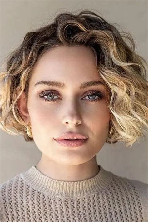 Carré wavy : comment le réaliser ? (+ 17 idées)