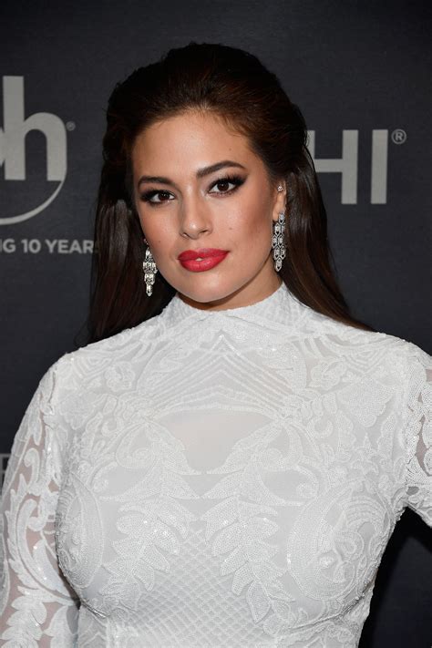 Plus-size model Ashley Graham's sexy mirror snap leaves fans stunned