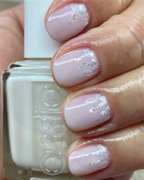 35+ Gorgeous White Sparkly Christmas Nails Ideas