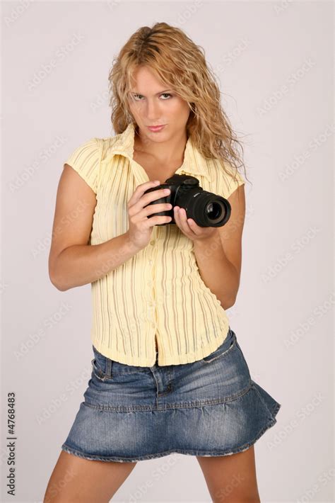 Model mit Kamera Stock-Foto | Adobe Stock