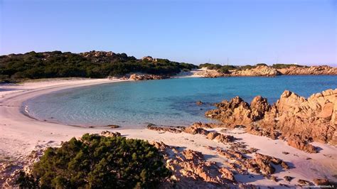 Isola di Budelli: spiaggia rosa, deserto rosso | A vela con Omero Moretti