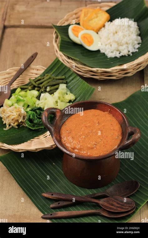 sambal pecel  spicy indonesian sauce   rosated  fried